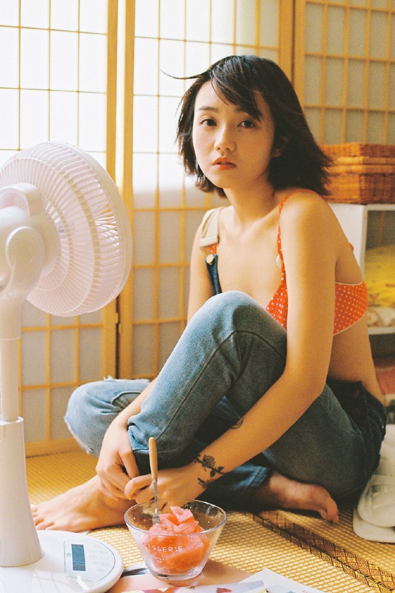 日系牛仔裤美女迷离大眼红色内衣真空诱惑居家写真图片