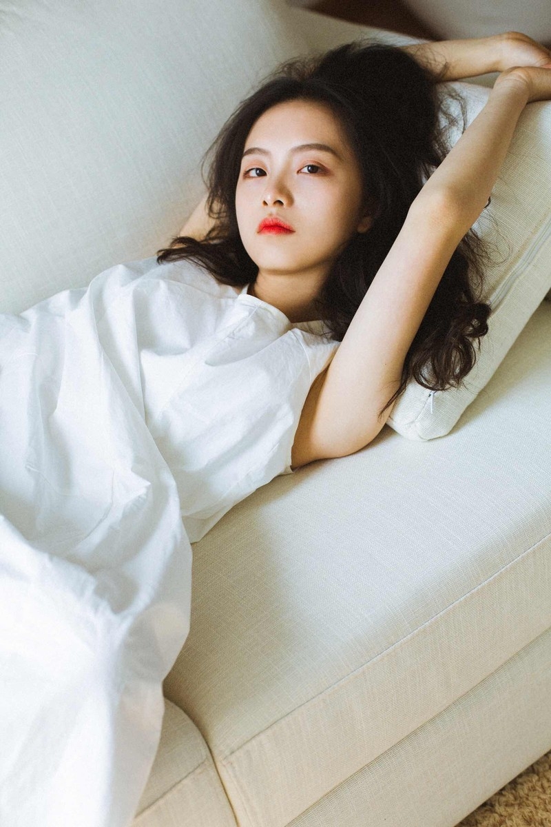 高级厌世脸美女无袖连衣裙娇艳红唇满脸胶原蛋白图片