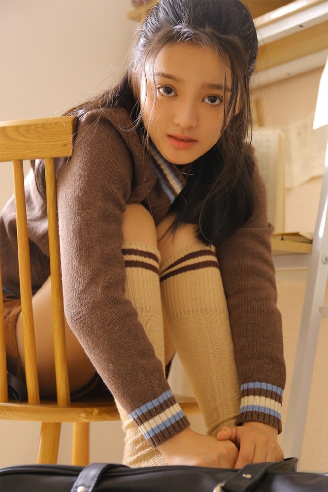 半丸子头美少女笑眼盈盈针织上衣白丝美腿气质怡人图片
