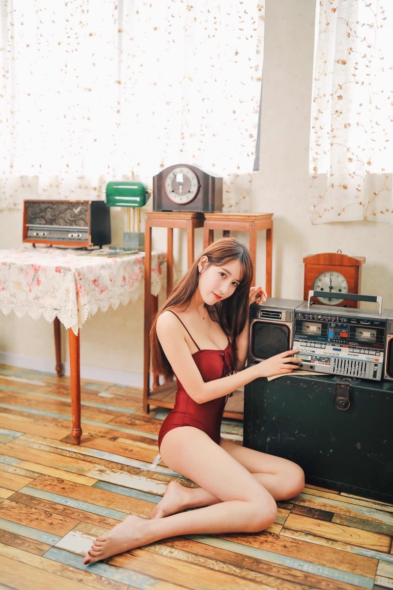 翘臀尤物美女开胸连体衣长腿美胸姿势销魂白嫩玉体写真