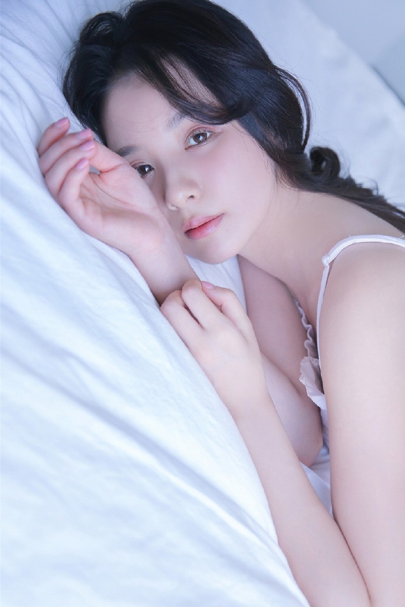 爱笑美女中分卷发短款吊带牛仔热裤娇嫩肌肤床上嬉戏写真