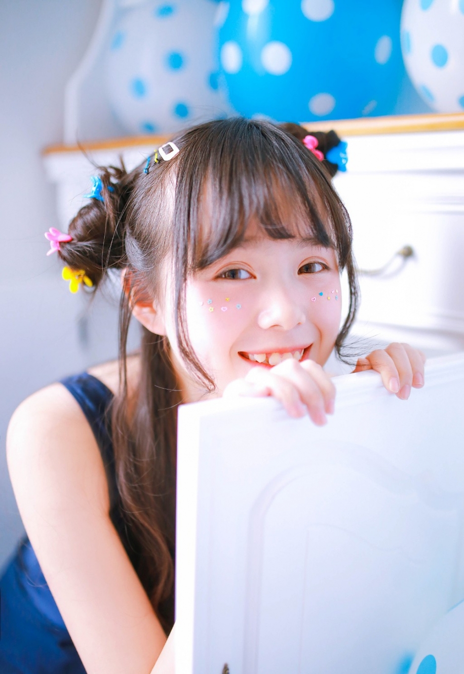 星光闪闪俏皮少女蓝色死水库连衣裙展现娇小玲珑身材图片