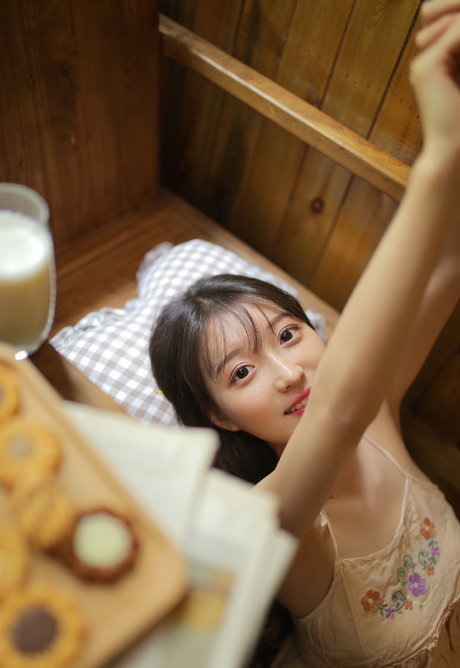 白皙肌肤小清新萝莉美女吊带香肩喝奶看书私房写真图片