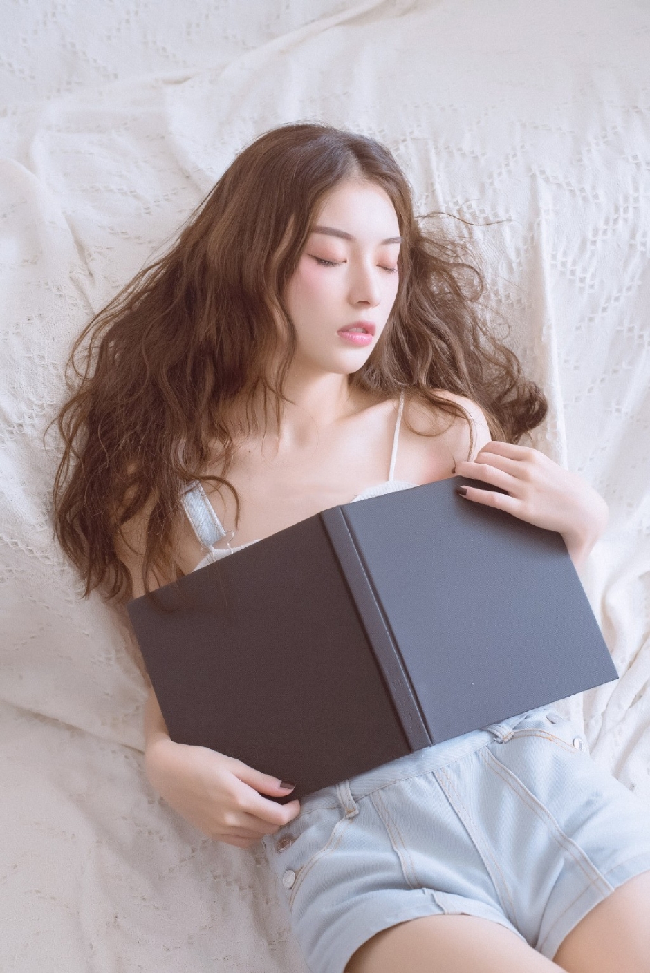 嘴角痣居家美人浅蓝背带裤棕色卷发皮肤白到发光图片