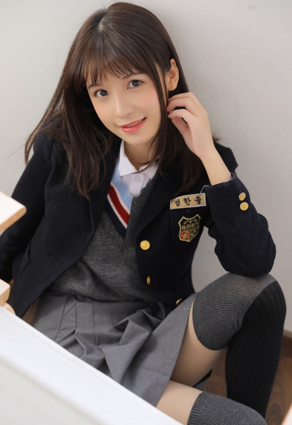 漂亮校花美女红扑扑脸蛋日系灰色短裙制服柔顺长发图片