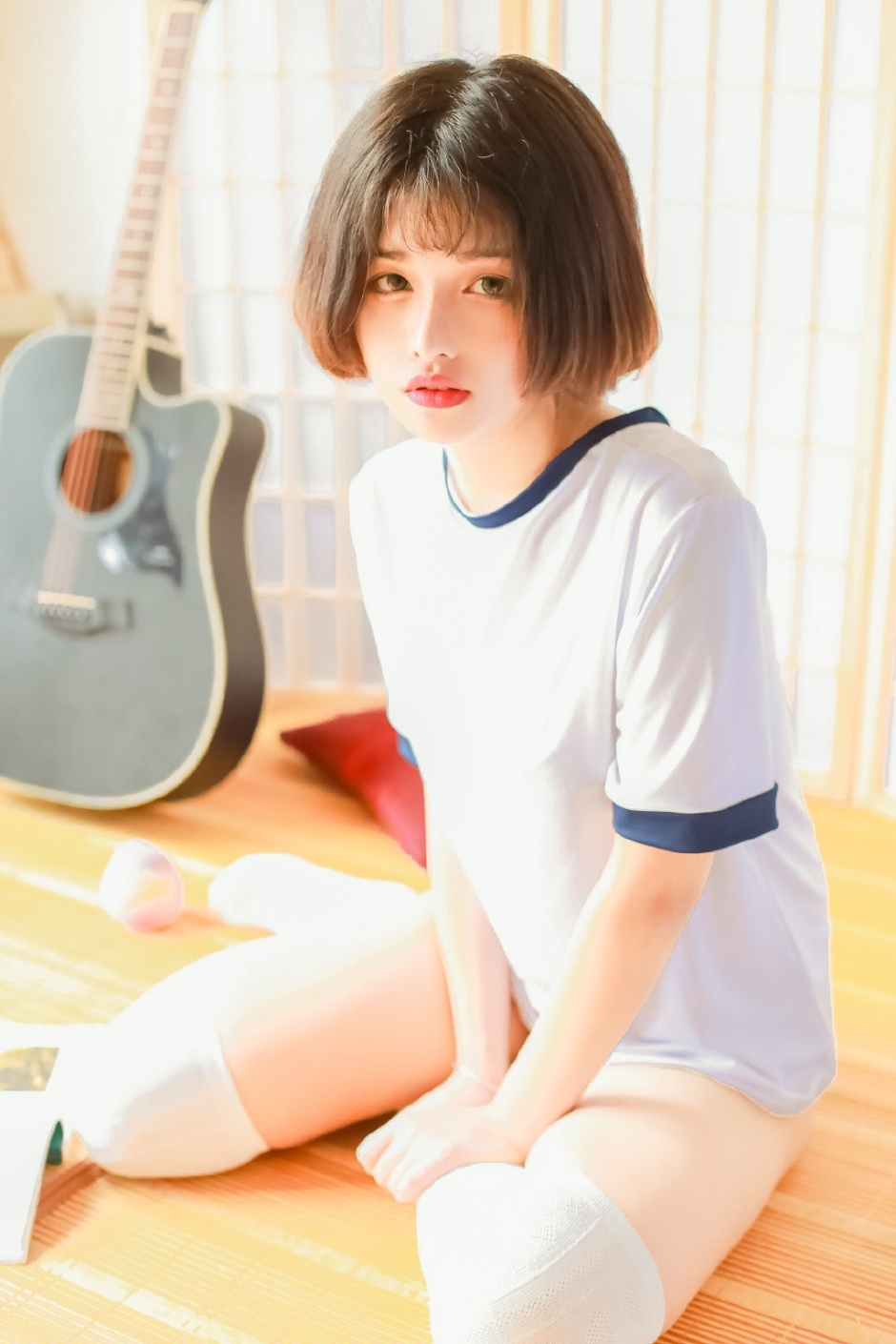 蓬松短发日系美少女绿色瞳孔书本遮面休闲运动服写真图片