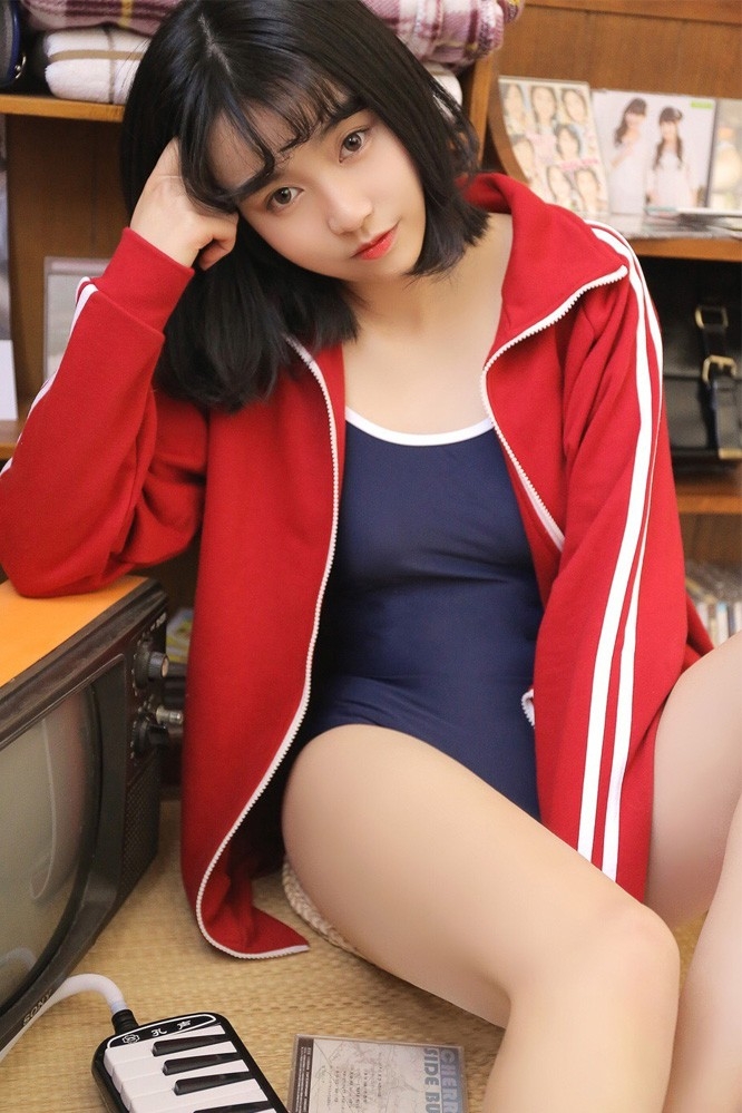 死水库泳衣美女齐耳短发红色外套窈窕身材四肢修长图片