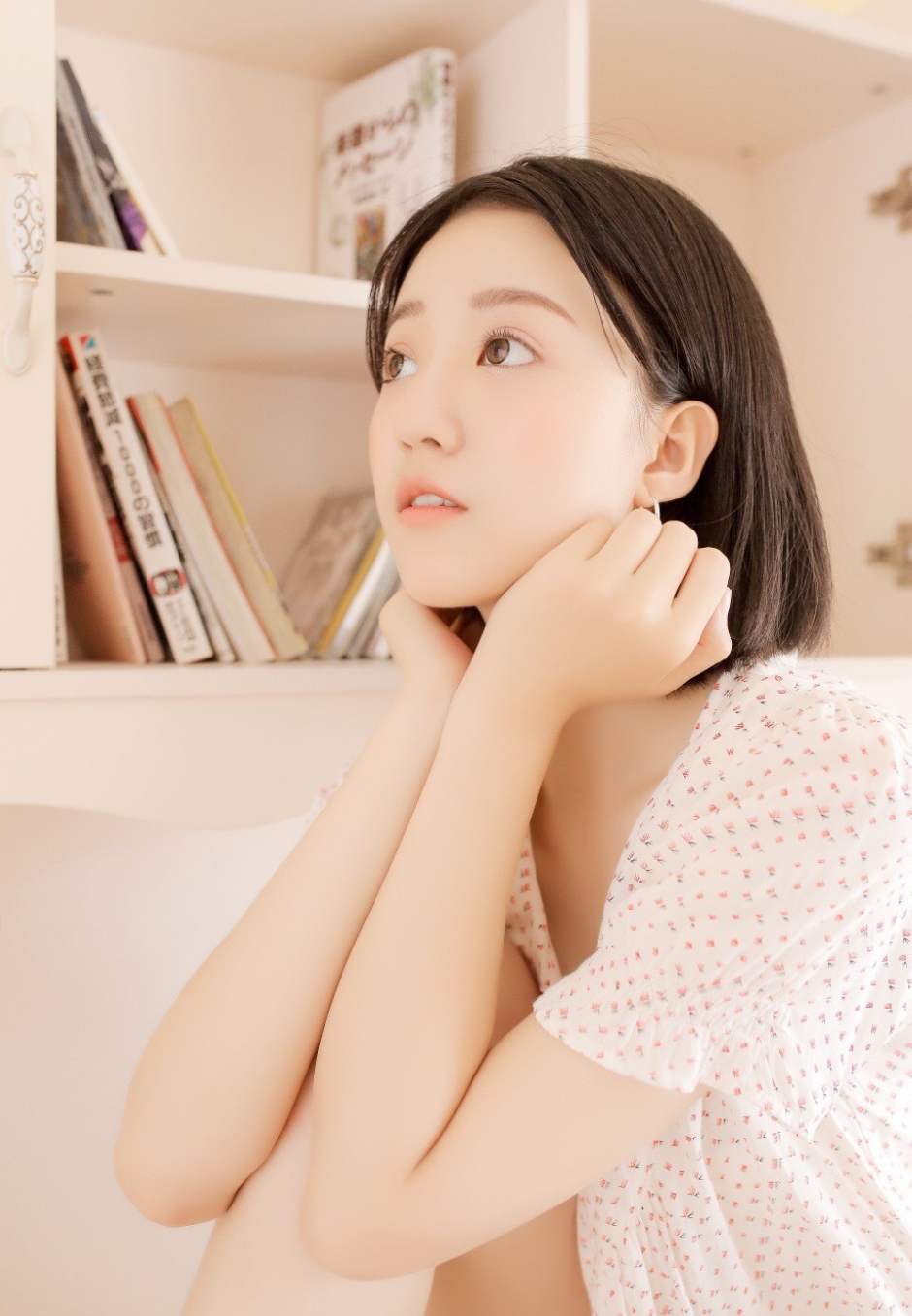 温柔气质少女纯净面容碎花衣搭短裤皮肤白到发光图片