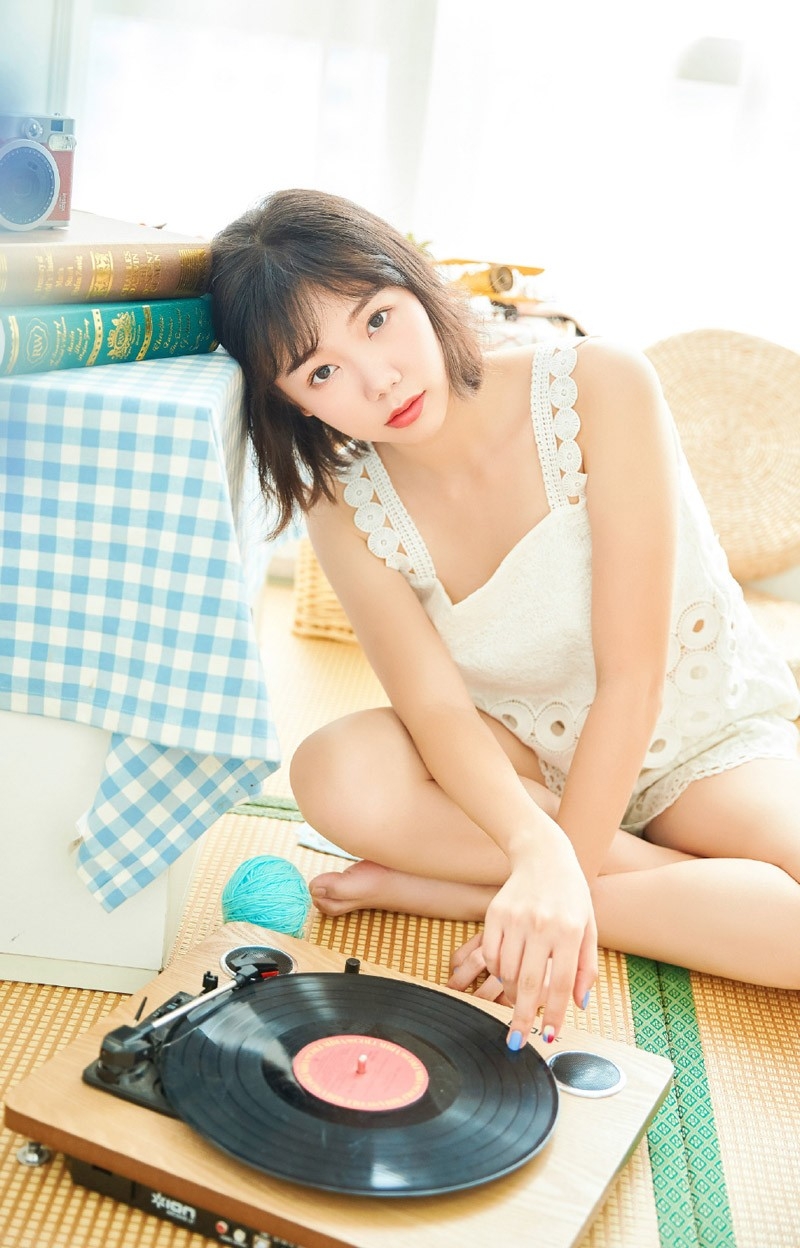 蓬松短发日系小美女五官端正吊带短裤挥手舞脚图片