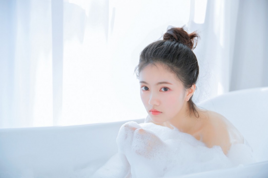 泡泡浴丸子头美女面若桃红甜美微笑浴缸湿身美肌写真图片