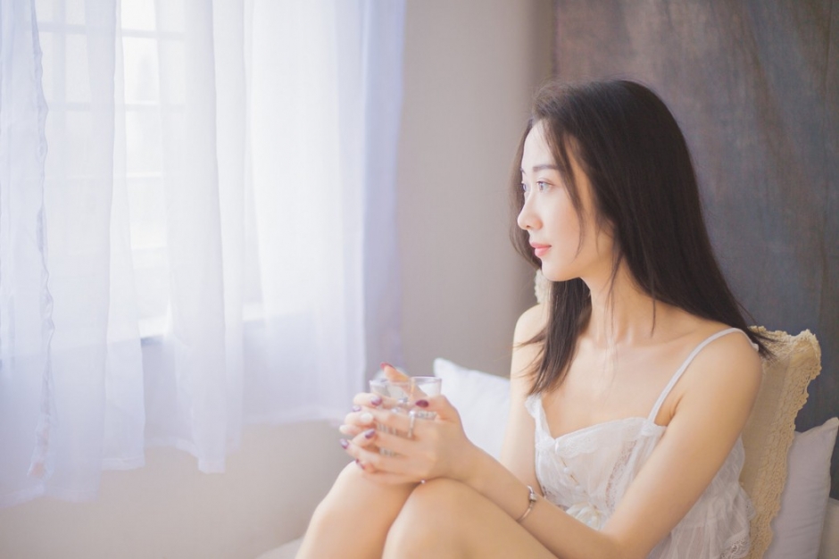 红色指甲油床上美女蕾丝睡衣露香肩美腿迷人笑容图片