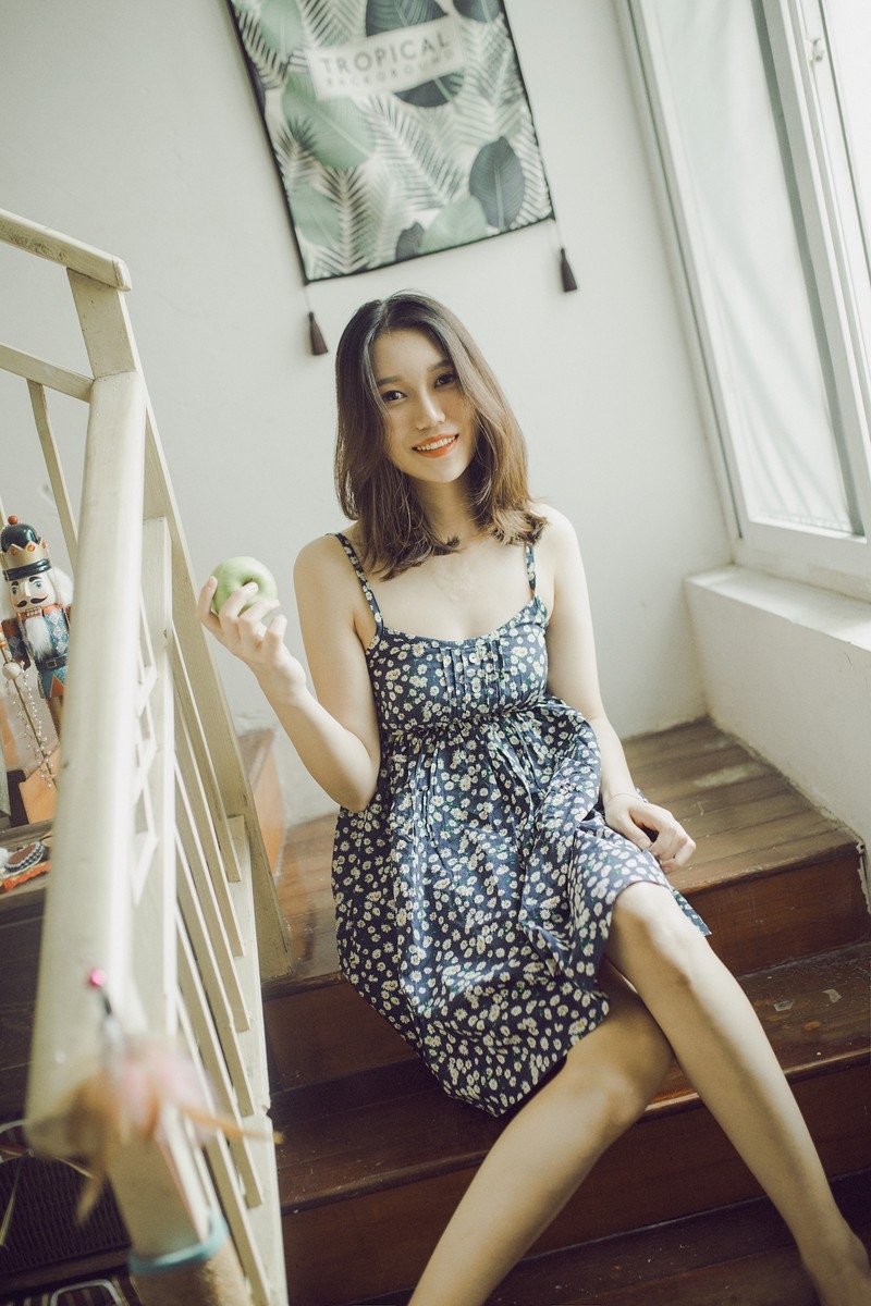 楼梯口美女浓眉大眼碎花吊带裙白里透红气质端庄写真图片