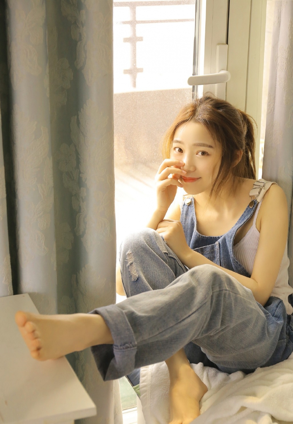 漂亮脸蛋居家美少女暖棕色头发牛仔背带裤肌肤光滑写真