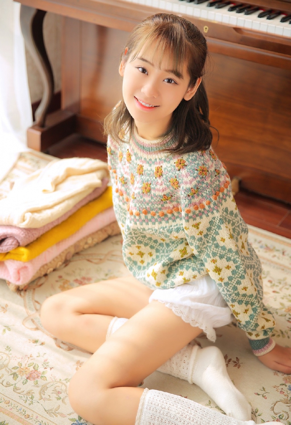 白丝长腿美少女日系风毛衣超短裤长相清纯气质恬静图片