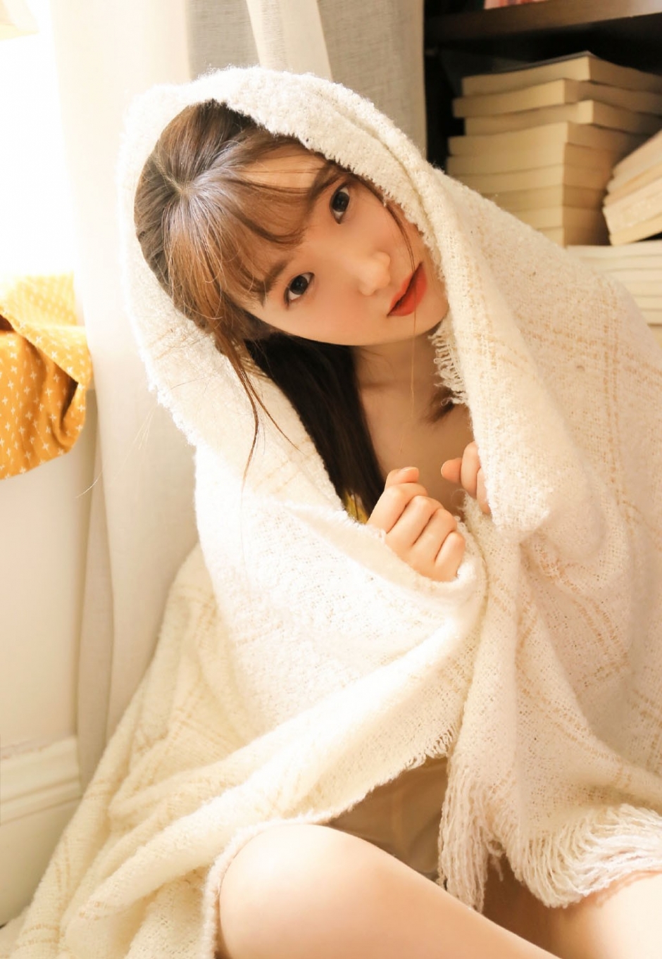 小清新美女长发披肩甜美笑容热裤长腿沙发写真图片
