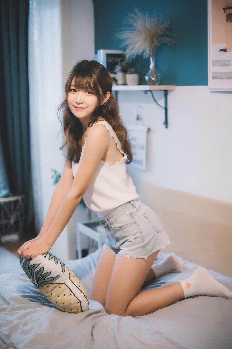 娃娃脸美女萝莉秀气五官牛仔热裤背心四肢修长写真图片