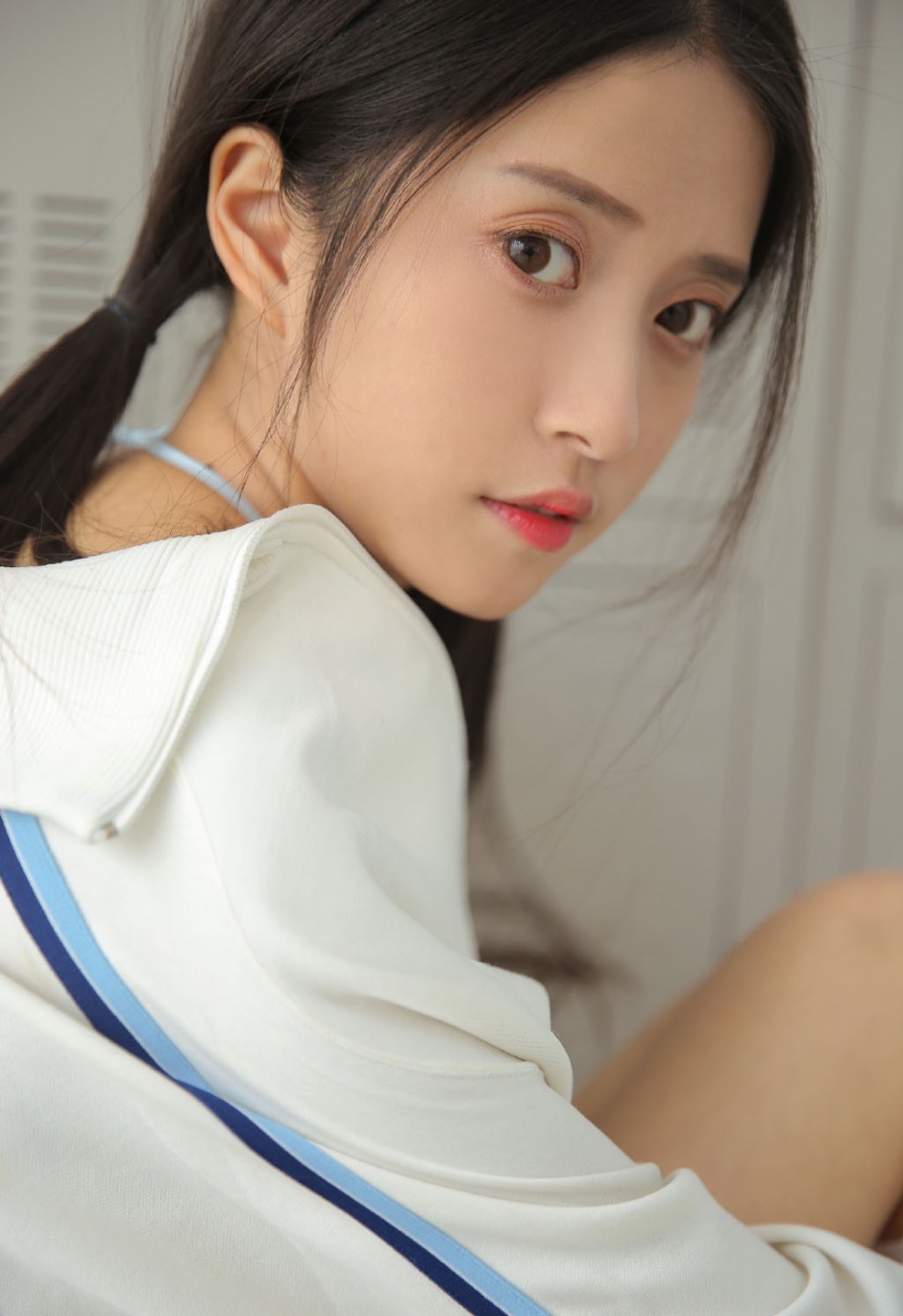 白丝大长腿美女粉嫩脸蛋比基尼外露水手制服诱惑写真图片