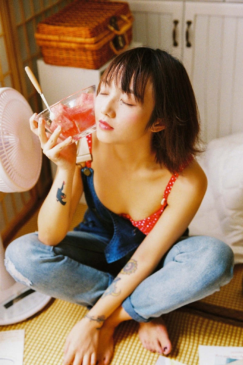 日系牛仔裤美女迷离大眼红色内衣真空诱惑居家写真图片