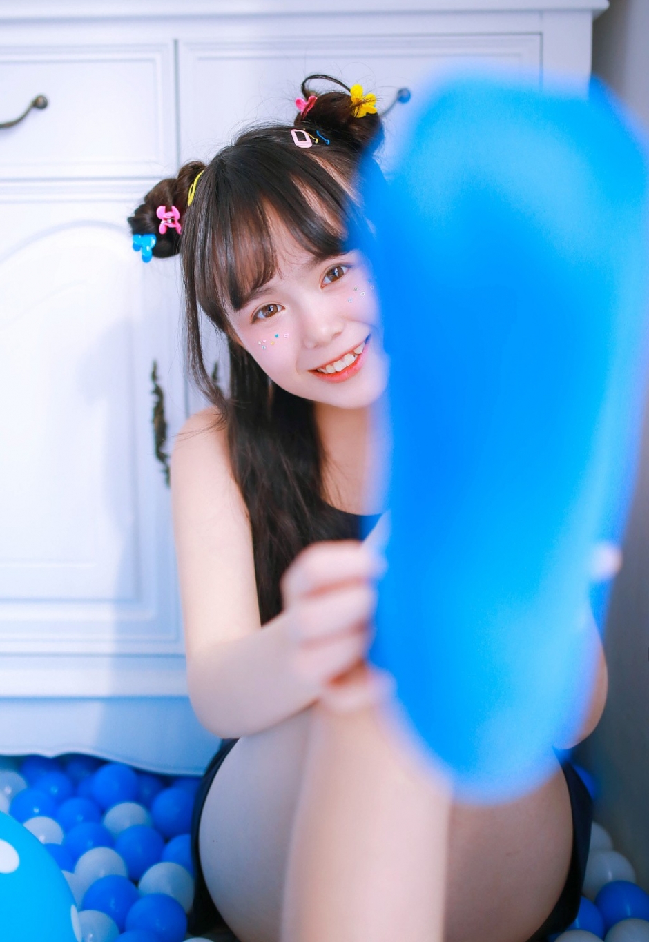 星光闪闪俏皮少女蓝色死水库连衣裙展现娇小玲珑身材图片