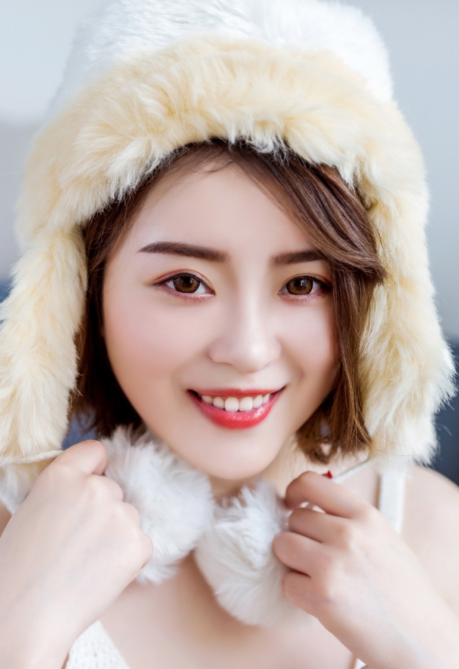 极品红唇少妇魅惑笑容衣肩滑落白嫩酥胸美腿魅力写真图片