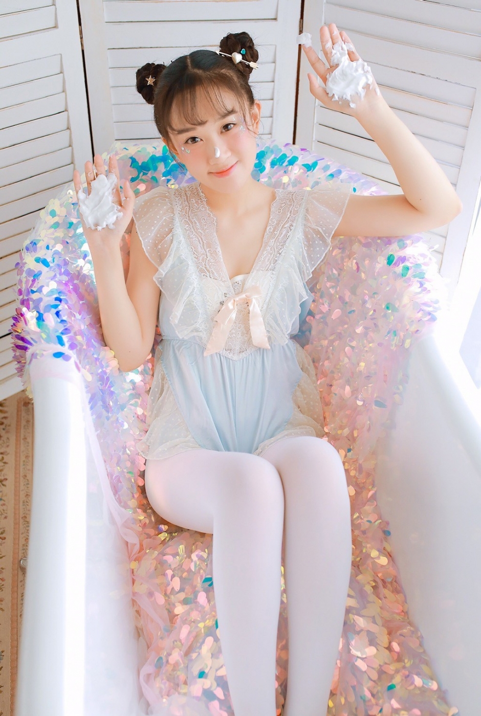 白丝长腿丸子头美女粉嫩脸蛋搞怪表情浴缸嬉戏写真图片