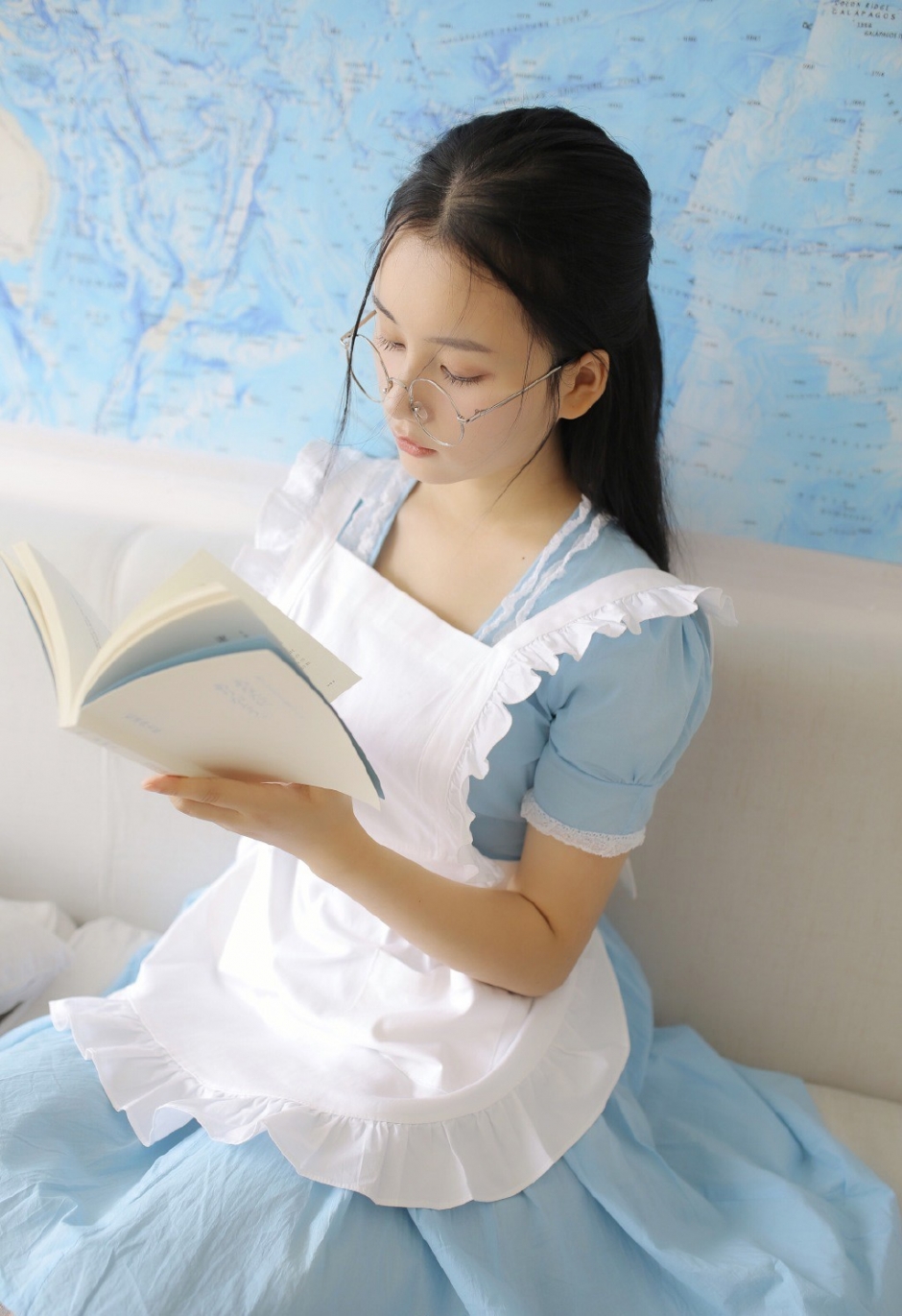 小清新女仆制服美少女白嫩侧脸秀发披肩认真看书图片