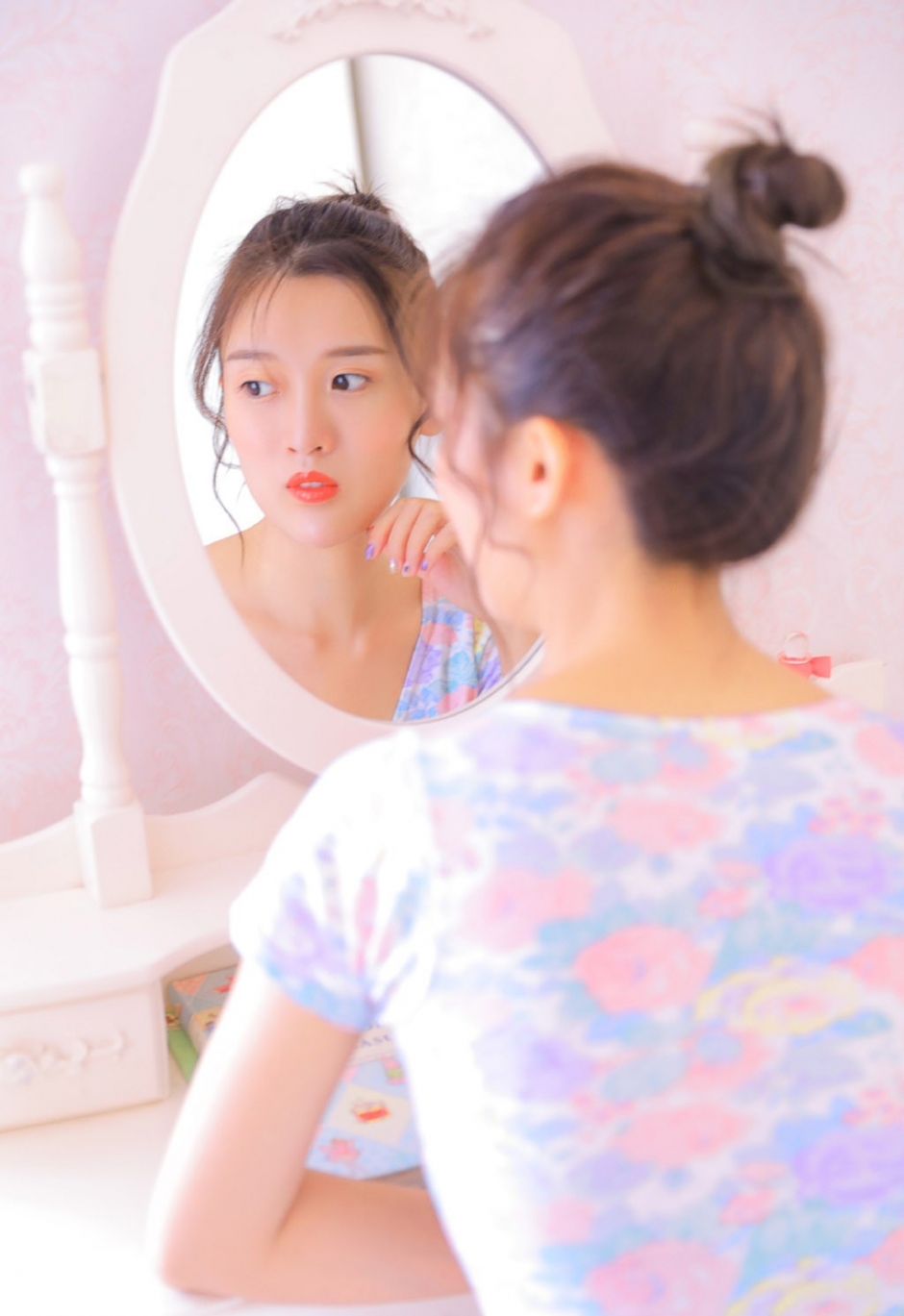 俏丽丸子头艺校清纯美女学生妹白纱裙白丝美腿图片