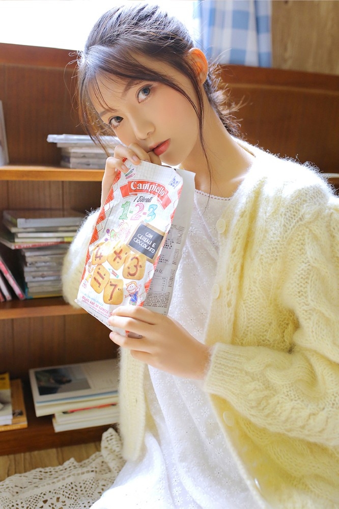 精致瓜子脸黄色毛衣美女白丝美腿睫毛弯弯目光温柔图片