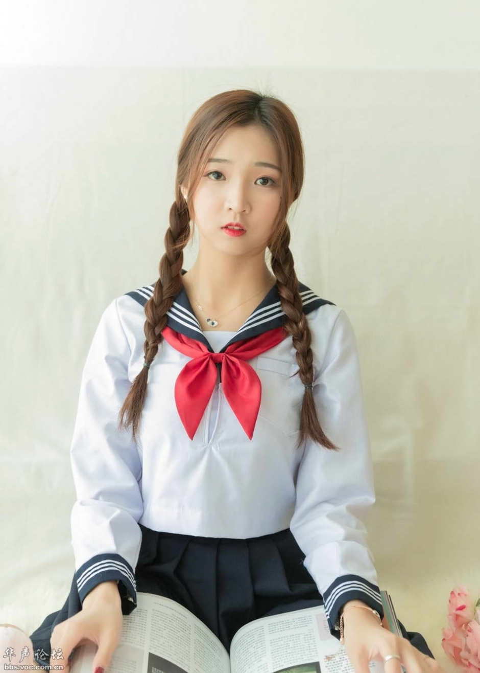 樱桃小嘴美女学生学院风校服可爱麻花辫皮肤光滑写真图片