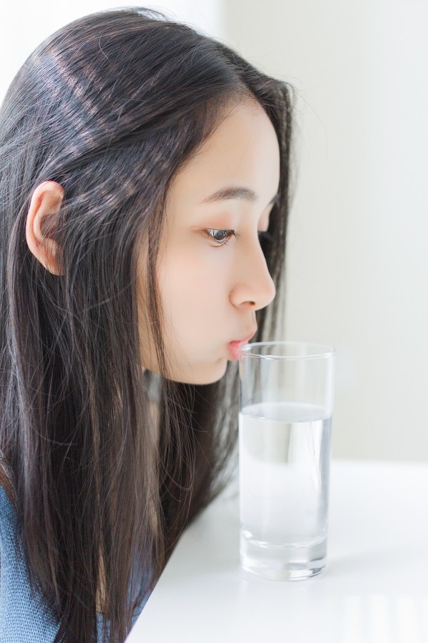 早安白嫩少女秀漂亮侧脸蓝色吊带精致锁骨窗台写真图片