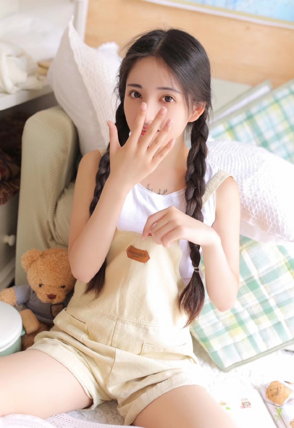 樱桃小嘴美女俏皮麻花辫脸颊绯红背带裤白丝美腿写真图片