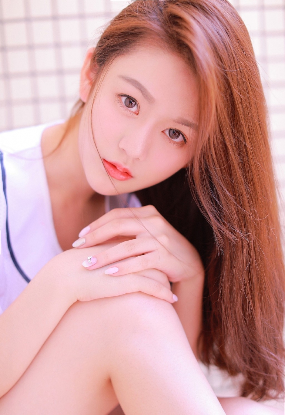 运动型美女白嫩肌肤撩长发骚动人心高清图片