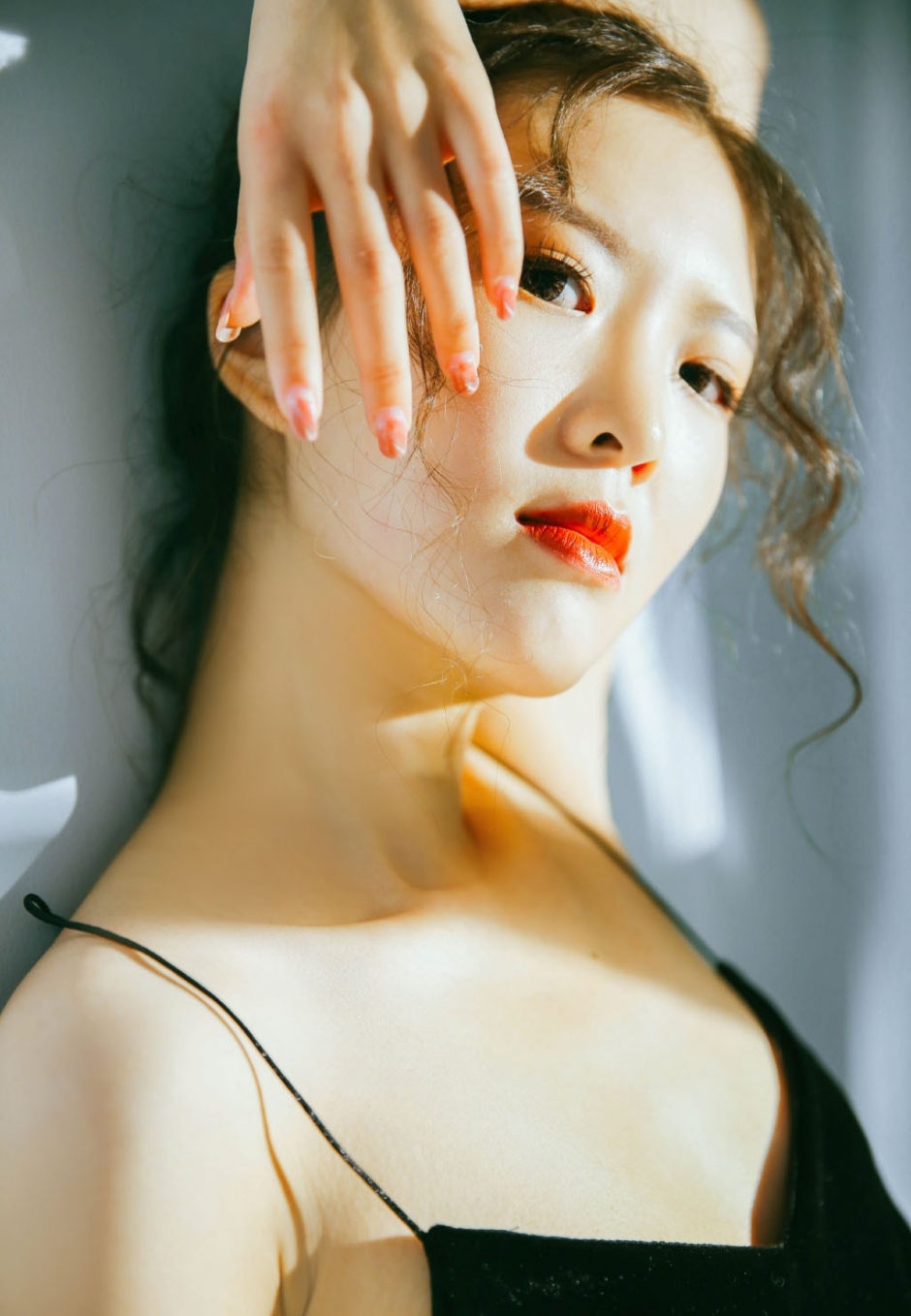 复古系白嫩长腿美女深v吊带短裙大秀香肩裸背写真图片