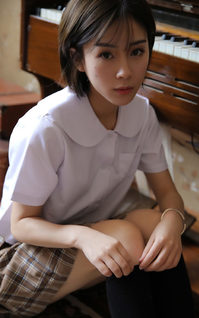 瓜子脸美女学生短发细长眼睛制服短裙清纯气质写真图片