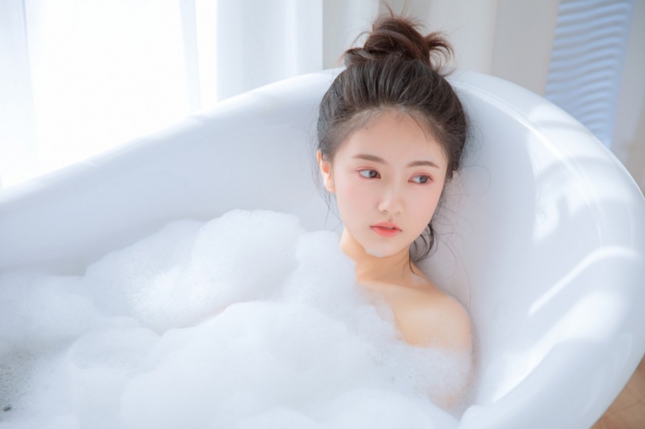 泡泡浴丸子头美女面若桃红甜美微笑浴缸湿身美肌写真图片