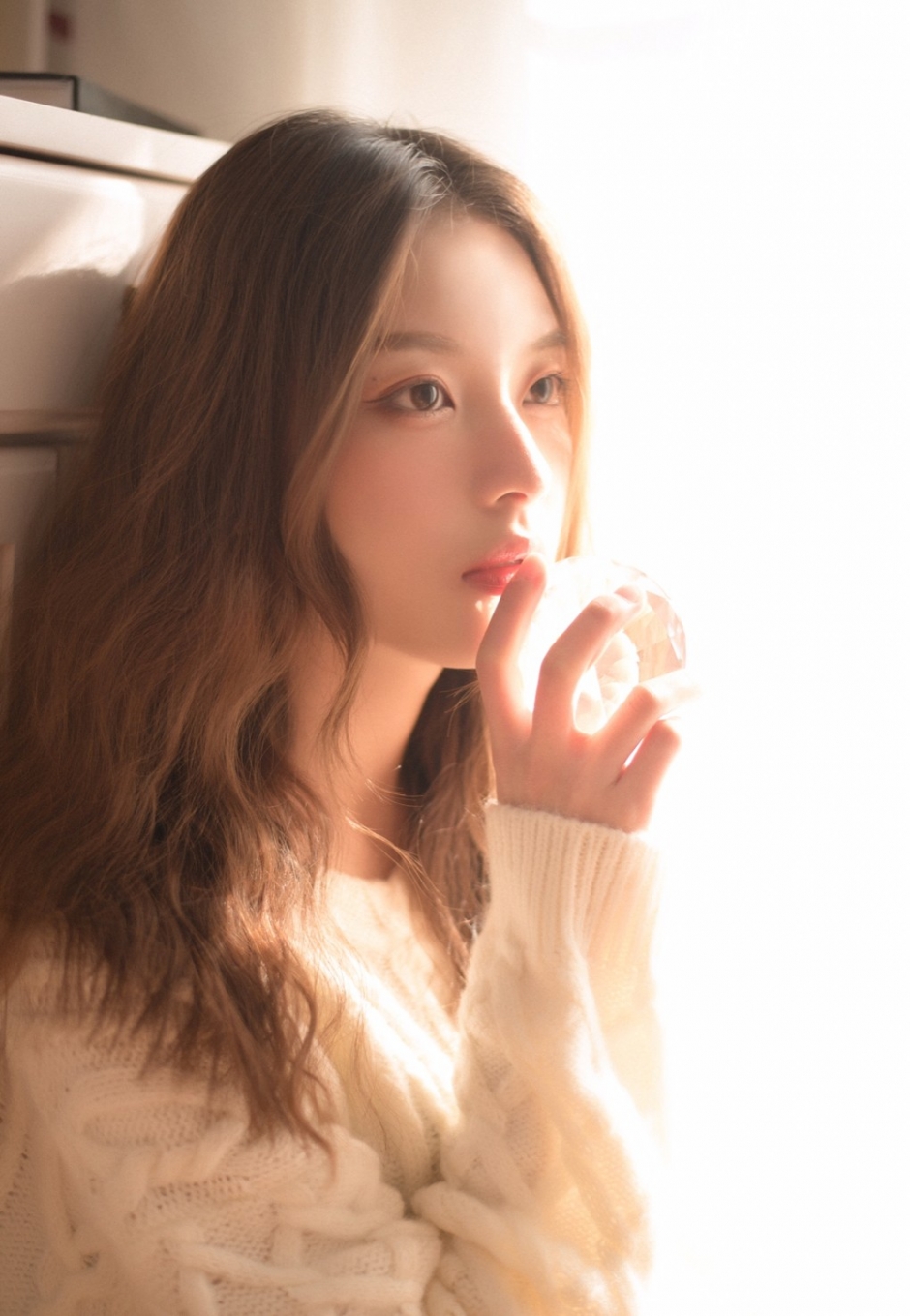 白净皮肤早安少女纯白毛衣超短裤脸颊泛红忧郁气质图片