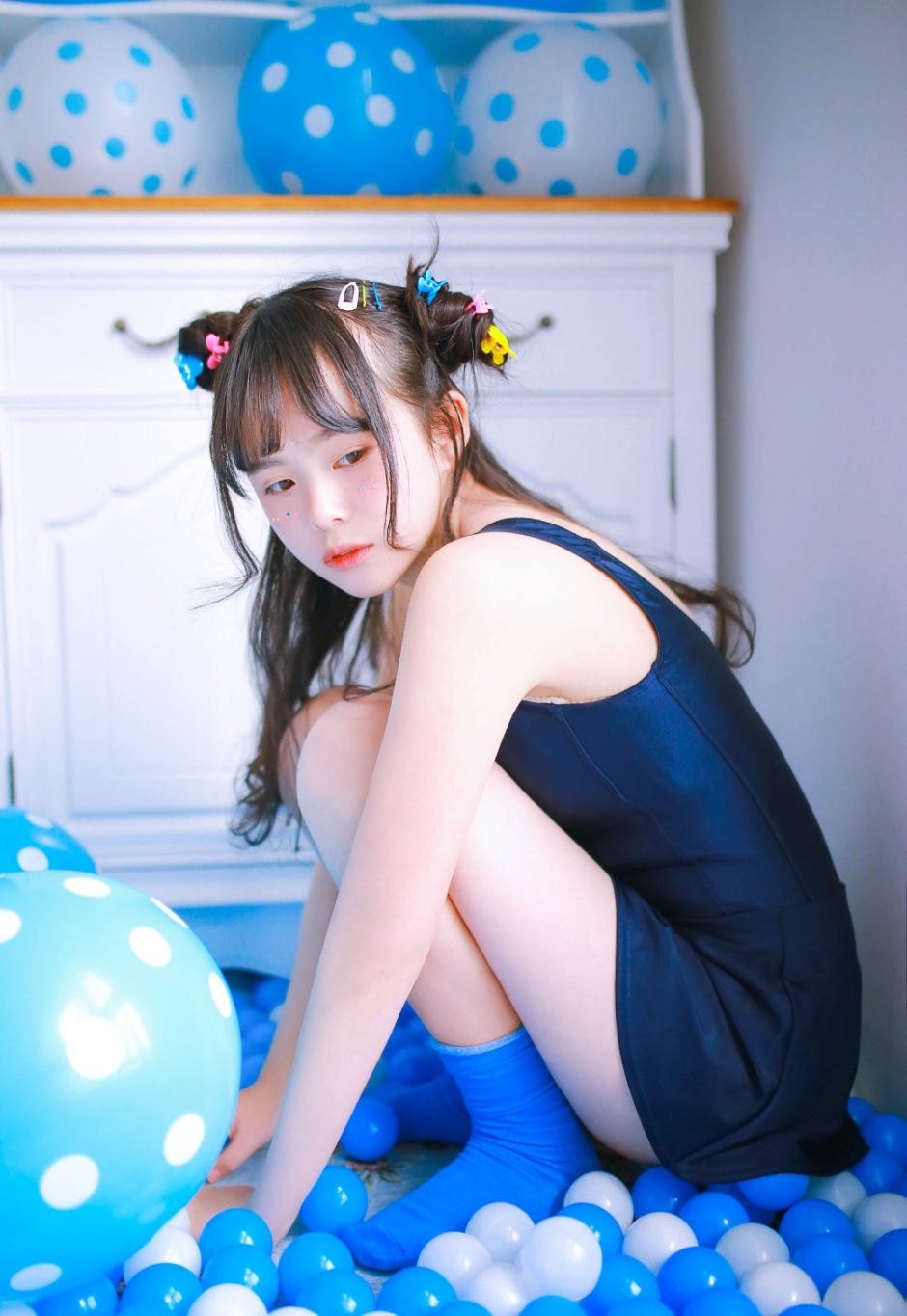 星光闪闪俏皮少女蓝色死水库连衣裙展现娇小玲珑身材图片