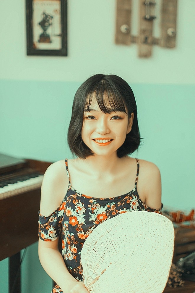 复古港风系美女吊带碎花上衣秀香肩锁骨吐舌卖萌图片