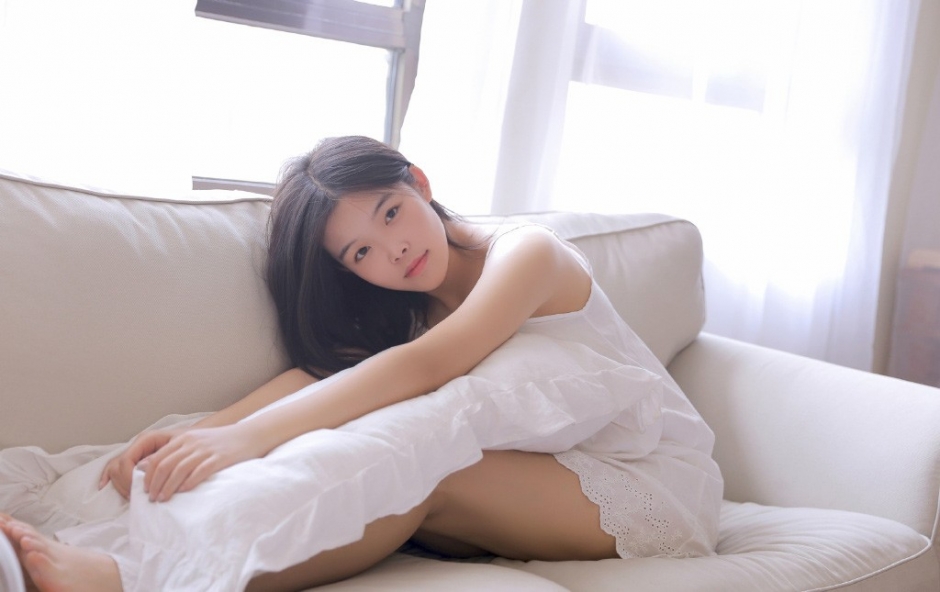 日系小清新美女白嫩香肩迷人长腿沙发情趣写真图片