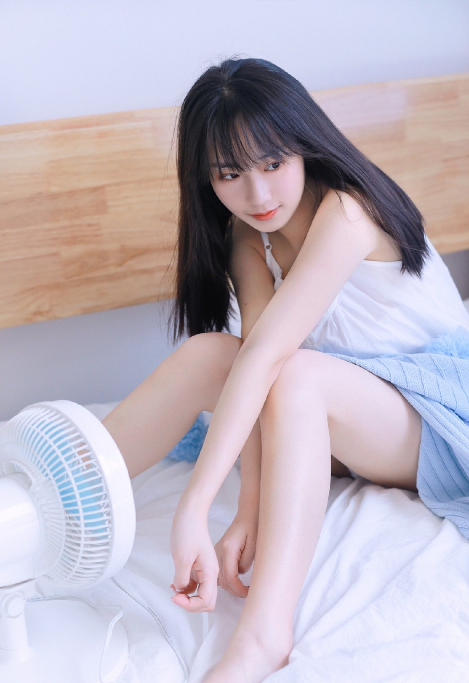 桃花眼妆靓丽白嫩美眉水润香唇逆光唯美写真