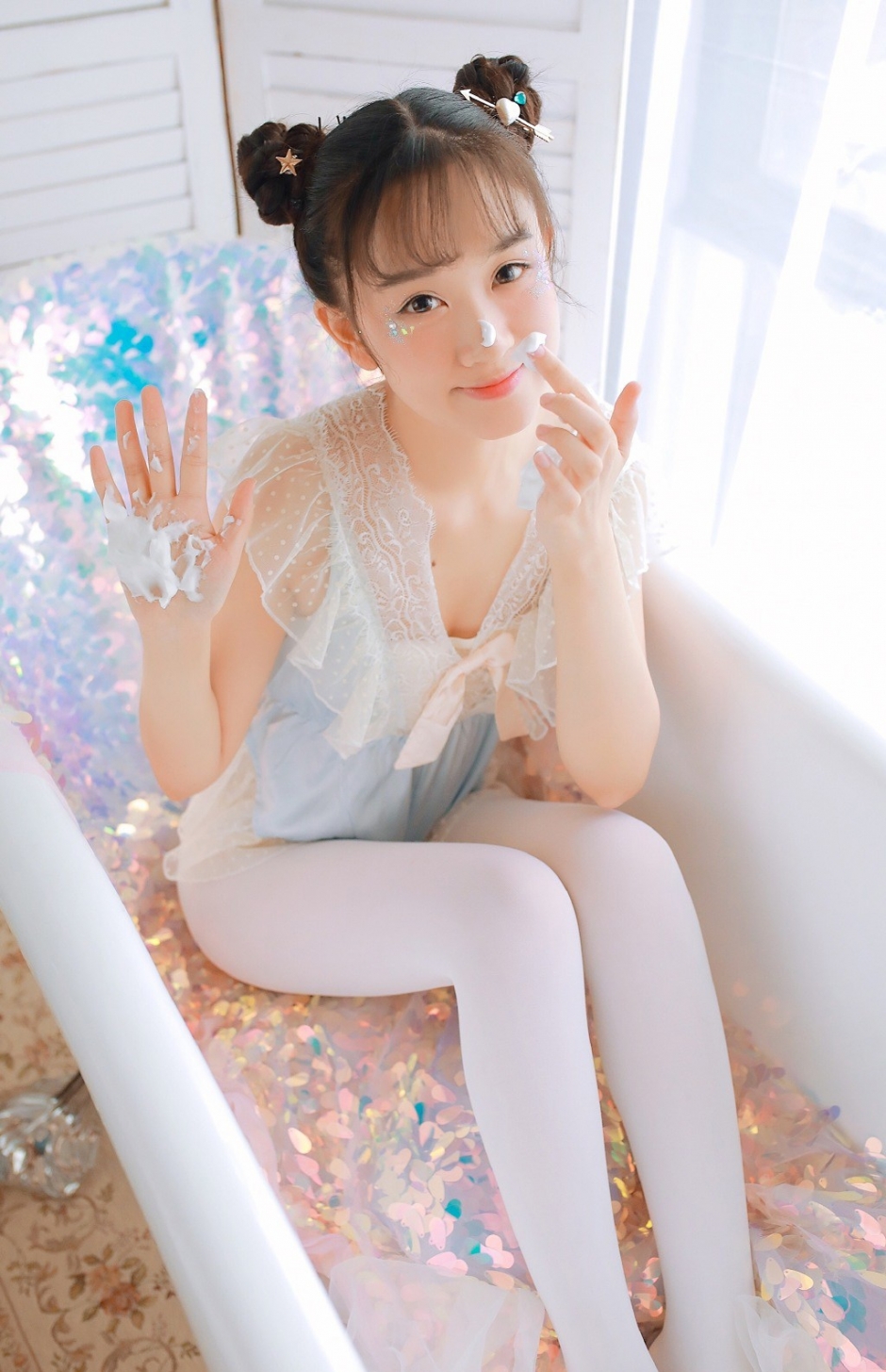 白丝长腿丸子头美女粉嫩脸蛋搞怪表情浴缸嬉戏写真图片