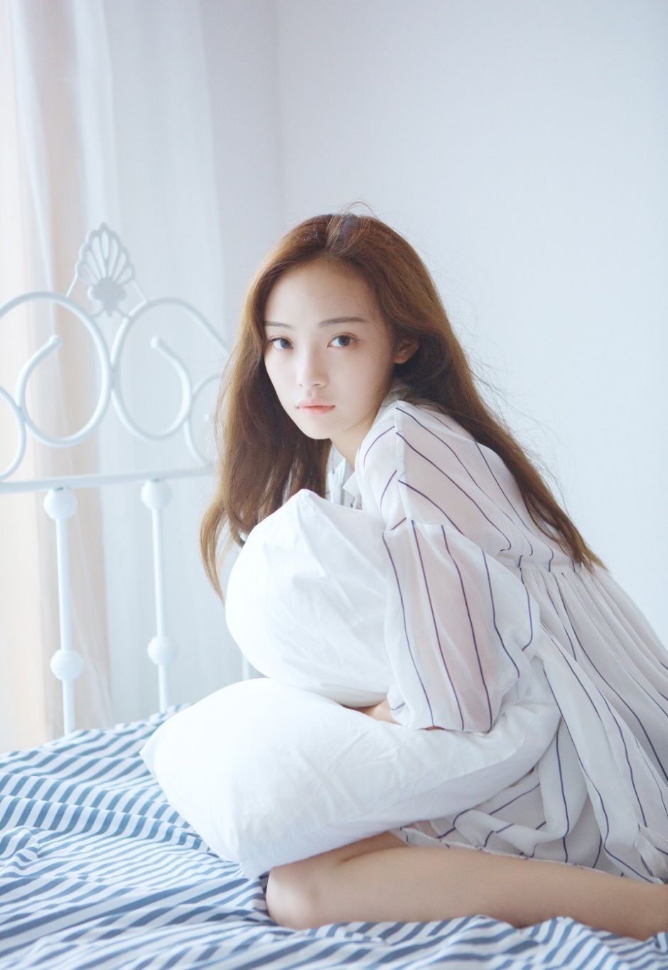 床上牛奶肌白衬衣美女睡眼惺忪慵懒躺姿发丝凌乱图片