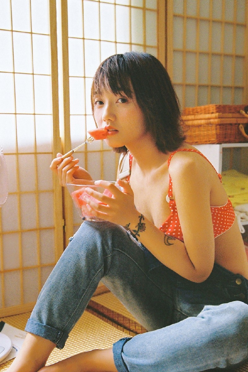 日系牛仔裤美女迷离大眼红色内衣真空诱惑居家写真图片