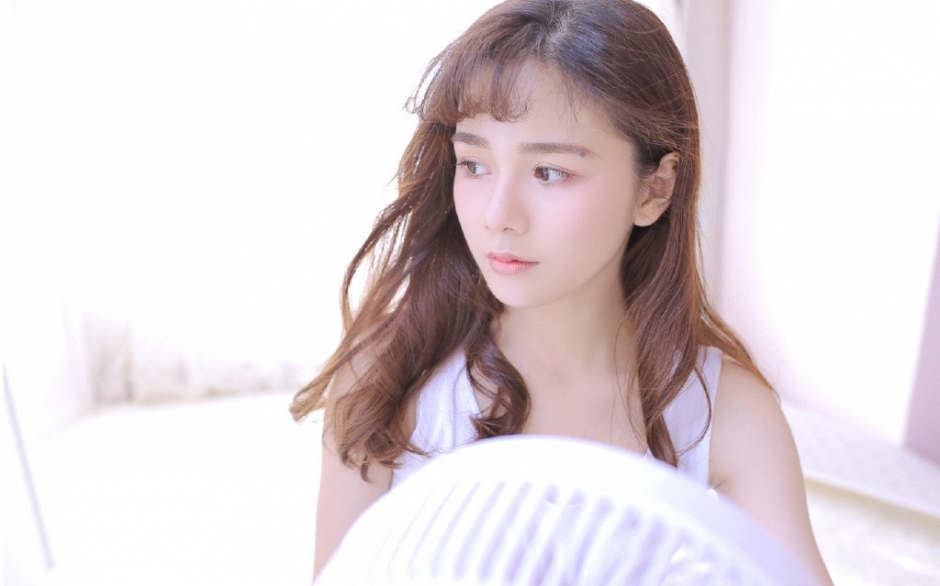 早安美少女棕色小卷毛皮肤白里透红床上舒展手脚图片