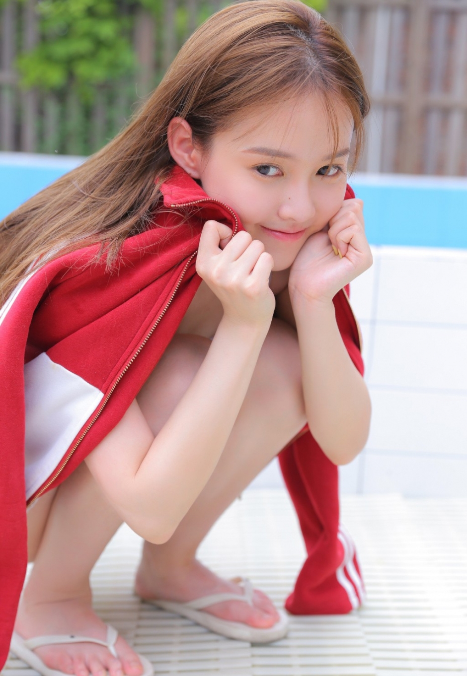 夏日清凉美女死水库泳衣大秀窈窕身材曼妙曲线泳池写真图片