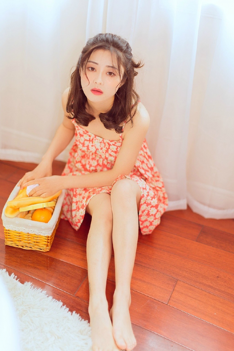 烂漫天真红色碎花裙优雅美女嘴唇微张私房诱惑写真