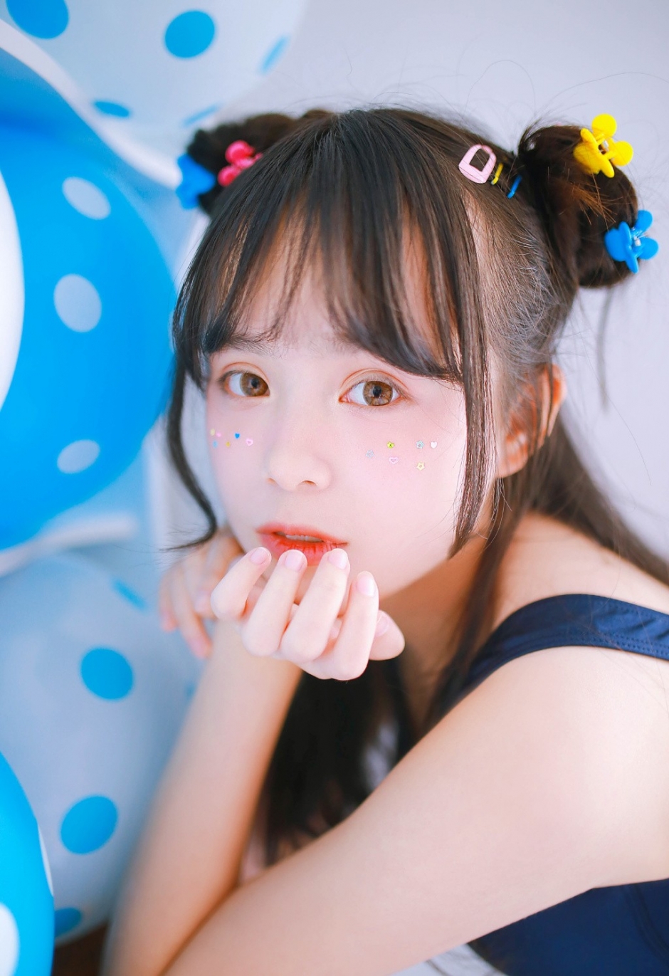 星光闪闪俏皮少女蓝色死水库连衣裙展现娇小玲珑身材图片