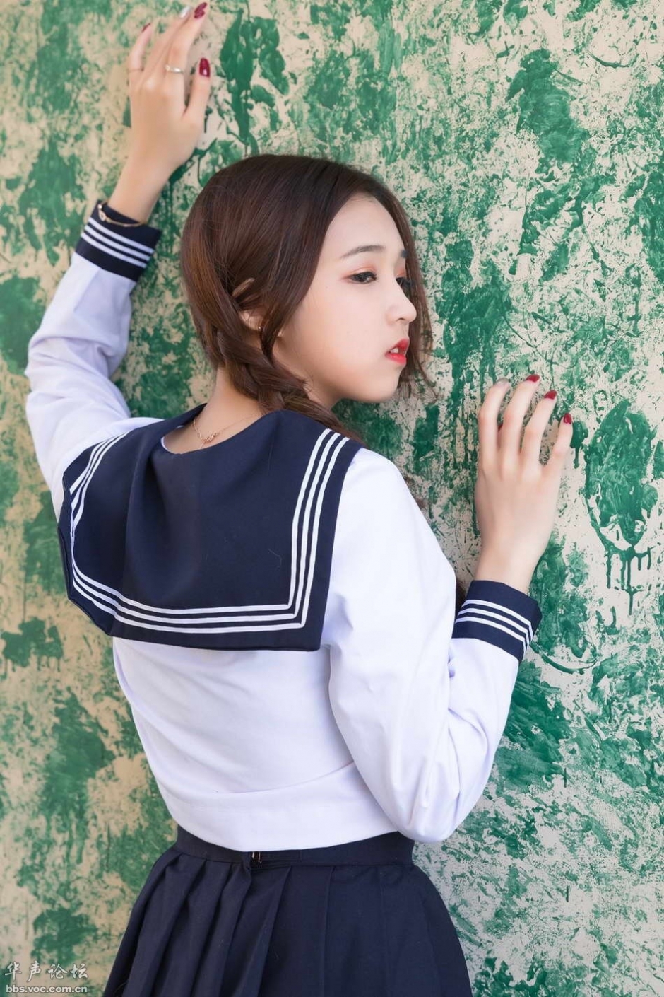樱桃小嘴美女学生学院风校服可爱麻花辫皮肤光滑写真图片