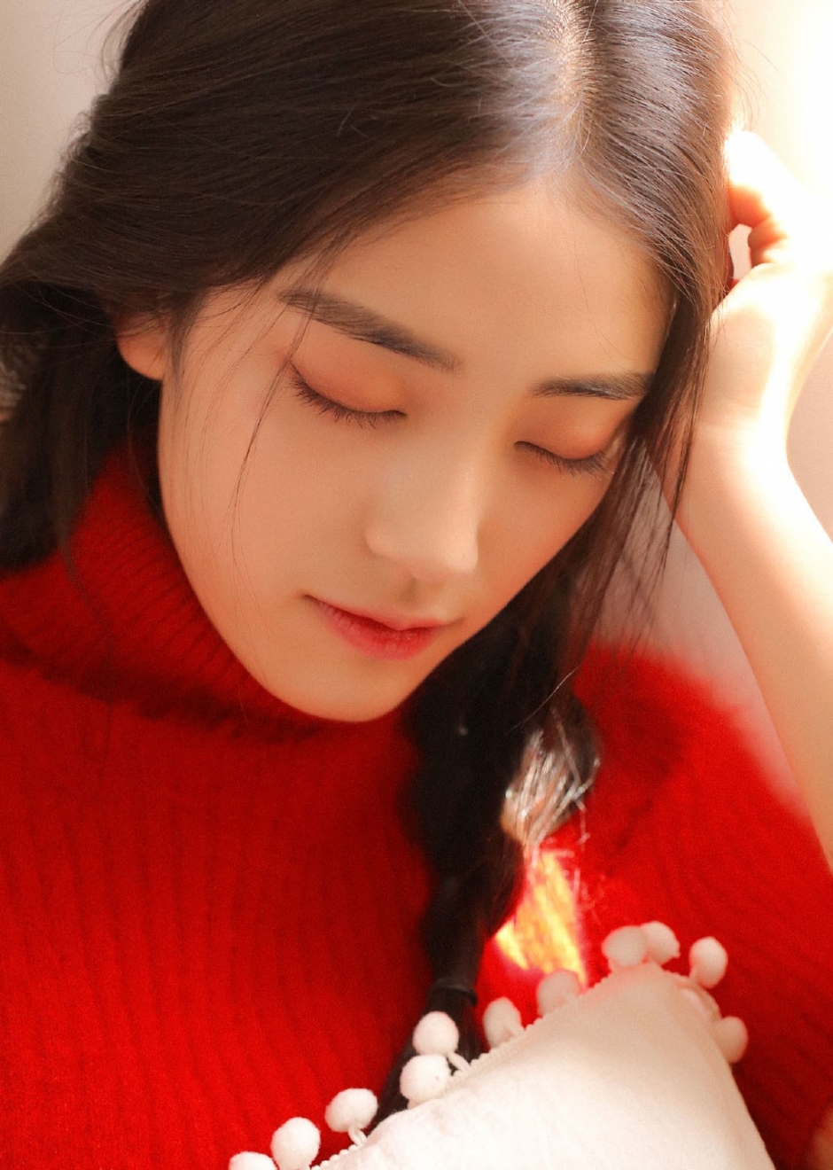 麻花辫美少女红色毛衣蕾丝短裤丝袜美腿居家写真图片