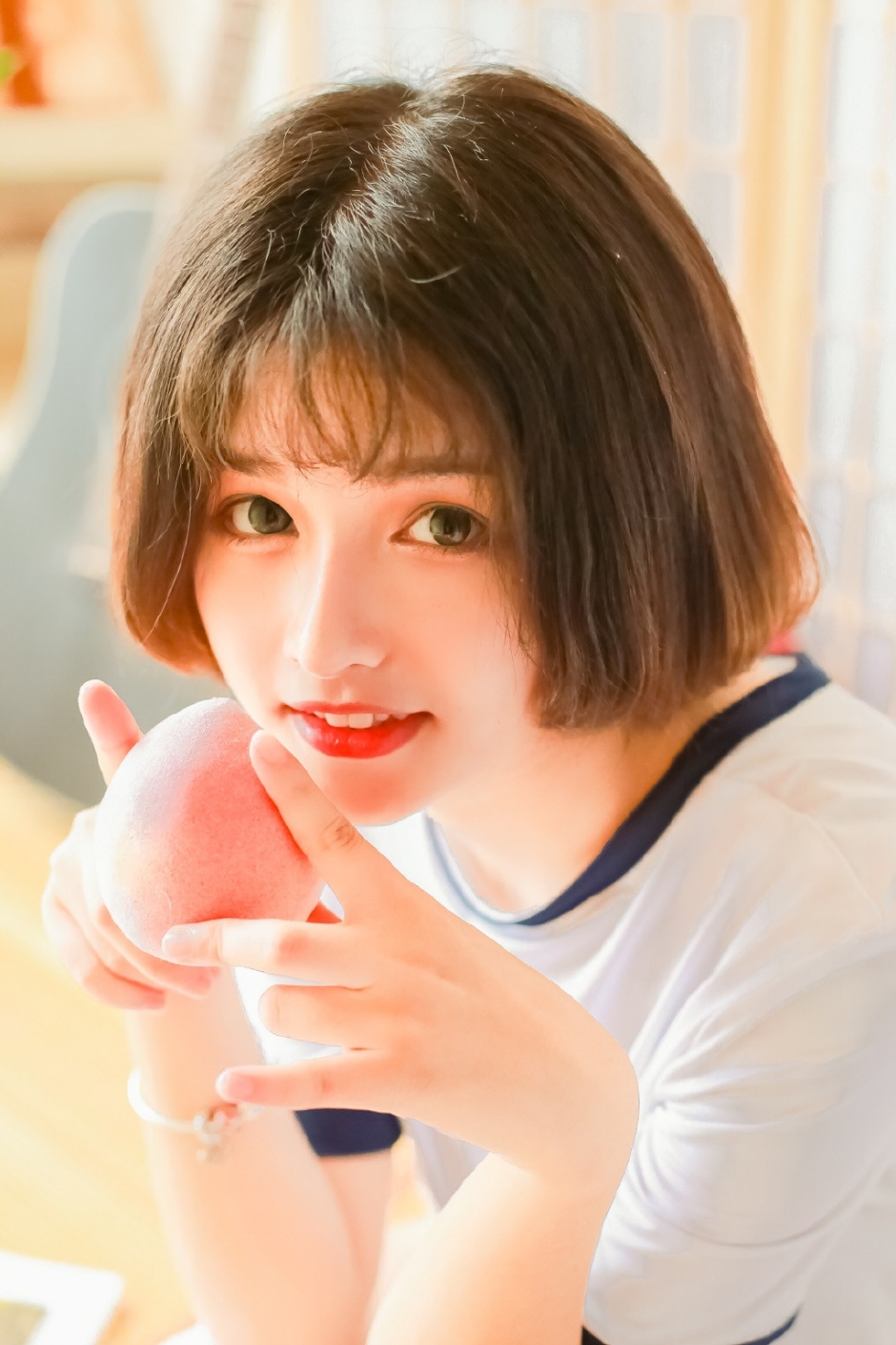 蓬松短发日系美少女绿色瞳孔书本遮面休闲运动服写真图片